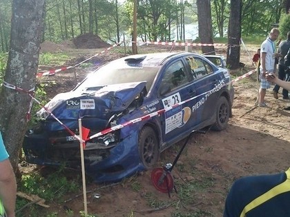 Lietuvas rallija ekipāža pēc smagās avārijas pasakās latviešiem