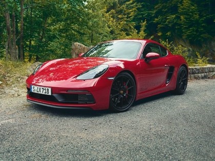 Sportisks dizains un elpu aizraujošs ātrums: kas atšķir ekskluzīvo Porsche 718 Cayman no citiem auto?