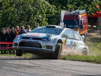 Latvala līderis, drošības ekipāža parāda, kā nevajag braukt (FOTO)