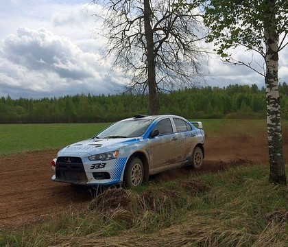 Šlēgelmilhs testē jauno auto un pasniedz mammai īpašu māmiņas dienas dāvanu
