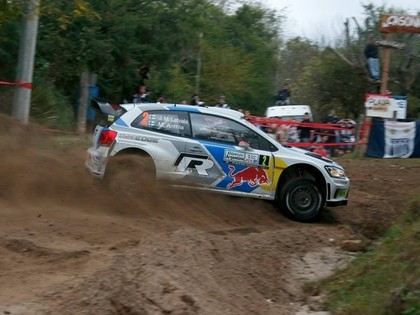 Latvalam pārliecinoša uzvara Argentīnā, ukraiņu sportists kūleņo ūdens braslā (VIDEO)