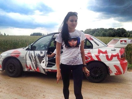 Ukraiņu sportiste pēc fotosesijas tiek pie iespējas startēt Igaunijas rallijā (FOTO)