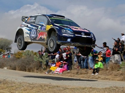 Ožjē trešā uzvara trijos rallijos, Tanaka komandas biedram traucē govis
