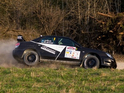 Rakveres rallijs iesākas ar lietu, zibeni un pārplūdušiem ceļiem, vadībā izvirzās Gross