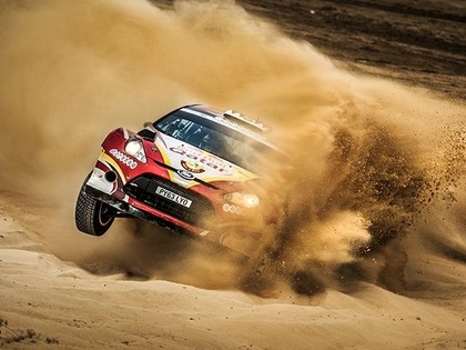 Sportists ar astoņiem pārsistiem riteņiem rallijā izcīna trešo vietu (VIDEO)