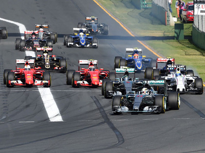 Austrālijas F1 posmā uzvar Hamiltons, finišu sasniedz tikai 11 formulas