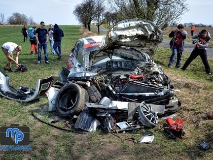 Ekipāža pēc smagās avārijas cer atjaunot norakstīto Subaru (VIDEO)