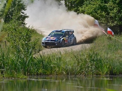 Pēc Polijas WRC rallija pirmās dienas ātrākais Ožjē, starp līderiem arī Tanaks
