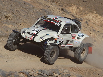 Sportists ar Beetle mašīnu centīsies ieiet Dakaras rallija vēsturē