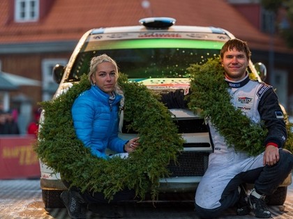 Sāremā rallijā uzvar Kaurs, igauņu sportists uzmet salto (FOTO)