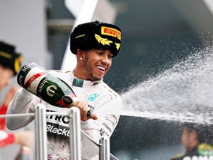 Rosbergam Krievijā salūzt gāzes pedālis, Hamiltons triumfē un pietuvojas titulam 