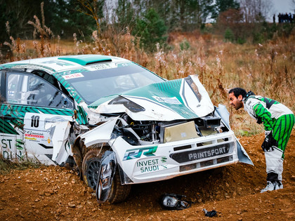 Kehalas rallijā uzvar Tanaks, arābu sportistam avārija