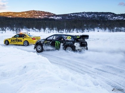 Rallijkrosa braucējs ar 600 ZS jaudīgo auto bauda ziemas priekus uz ledus (VIDEO)