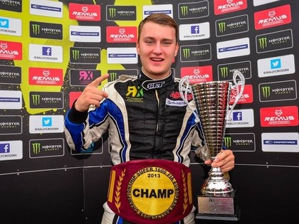 Nitišs debitēs pie jaudīgās SuperCar automašīnas stūres