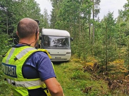 Policija Igaunijas rallijā mežā atrod paslēptu kemperi ar trim iereibušiem tūristiem