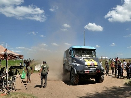 Dakaras rallijā smagā ekipāža izglābj motobraucēju