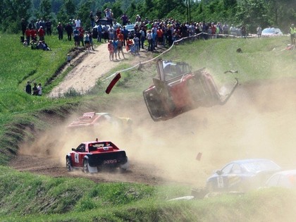 Iesalnieks pēc smagas avārijas Vecpils autokrosā nonāk slimnīcā (VIDEO)