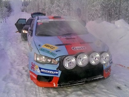 Rallija līderim naktī apzināti sabojā mašīnu