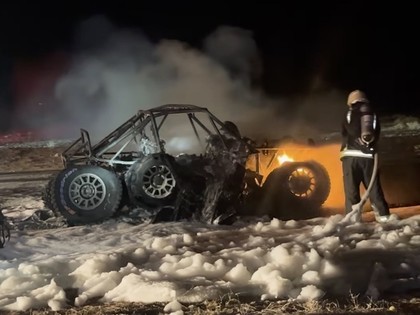 Dakaras rallijā pilnībā nodeg Igaunijas ekipāžas auto (VIDEO)