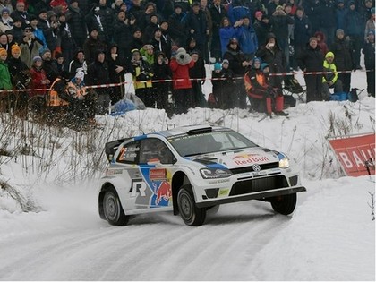 Zviedrijas rallijā vadībā Latvala, Ožjē un Kubica dzīvojas pa kupenām (VIDEO)