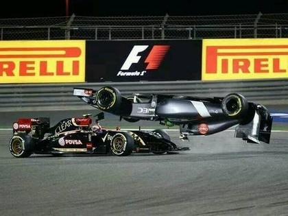 Hamiltons episkā cīņā uzvar Rosbergu, Sauber pilotam iespaidīgs kūlenis (FOTO)