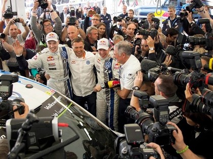 Latvala izcīna pirmo uzvaru uz asfalta, Kubica avarē pēdējā posmā (FOTO)
