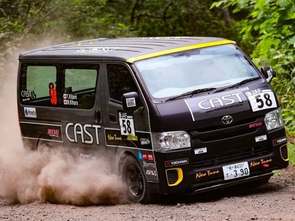 Japāņu autosportists rallijā startē ar 'Toyota Hiace' minivenu (VIDEO)