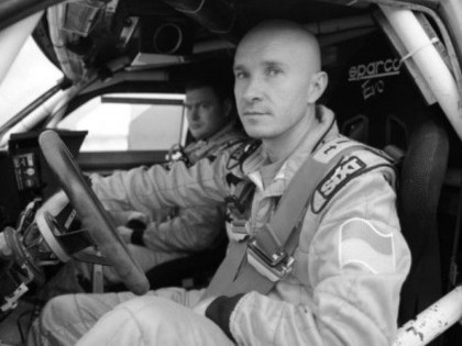 Dodoties pēc palīdzības, tuksnesī iet bojā autosportists