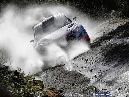 Plūdu skartajā Korsikas rallijā pārsteidzošā vadībā izvirzās Evans (VIDEO)