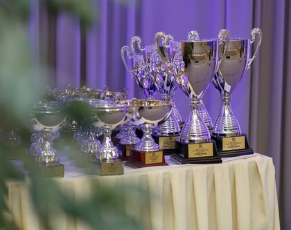 Lietuvas rallija čempionāta noslēguma ceremonijas laikā sportists bildina draudzeni