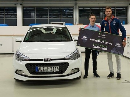 WRC eSports pasaules rallija čempions tiek pie 'Hyundai i20' automašīnas (VIDEO)