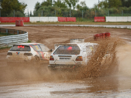 Rallijkrosa 4. posmā sportisti cīnās ar svelmi, putekļiem un dubļiem