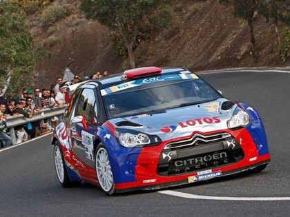 Bijušais F1 pilots šokē un kļūst par Kanāriju salas rallija līderi (VIDEO)