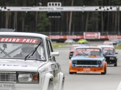 Ar spraigām cīņām un sadursmēm aizvadītas HELL GRAND PRIX sacīkstes (VIDEO)