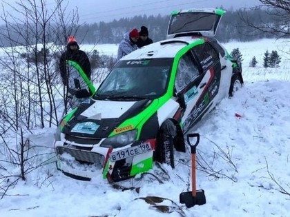 Karēlijas rallijā automašīna ielido skatītājos (VIDEO)