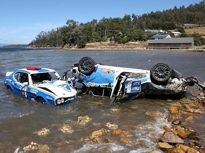 Dēls ar tēva rallija auto lielā ātrumā ielido upē (FOTO, VIDEO)