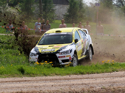 Kūleņojošais Subaru jeb labākās līdzjutēju fotogrāfijas no Talsu rallija