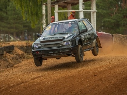 Latvijas un Baltijas autokrosā Pilskalnos cīņas par uzvarām līdz pēdējiem metriem