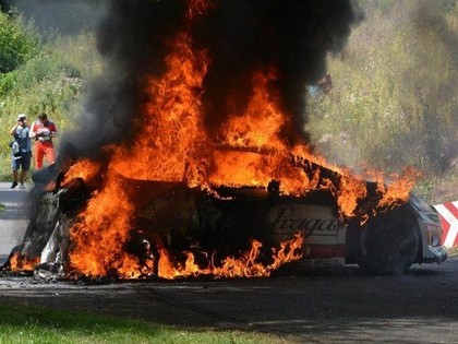 Sportists noskatās, kā sadeg viņa vairākus 100 tūkstošus vērts auto (VIDEO)