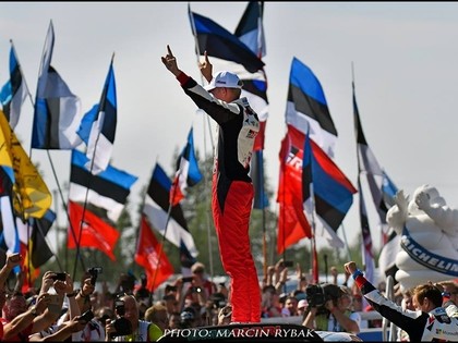 VIDEO, FOTO: Simtiem fanu Somijas WRC dzied himnu un līksmo par Tanaka uzvaru