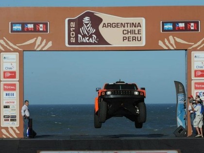 Dakāras rallija pirmajā dienā sadeg automašīna un iet bojā motobraucējs