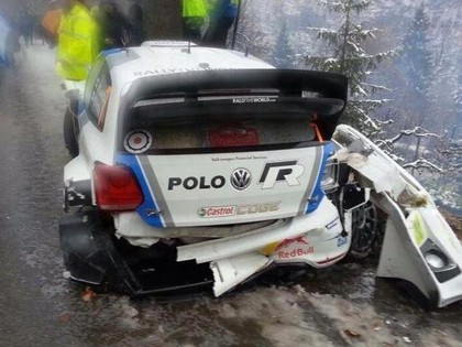 Latvalas debija pie VW stūres beidzas ar smagu avāriju (VIDEO)