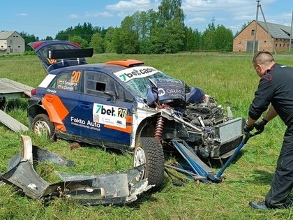 Lietuviešu ekipāža piedzīvo iespaidīgu avāriju (VIDEO)