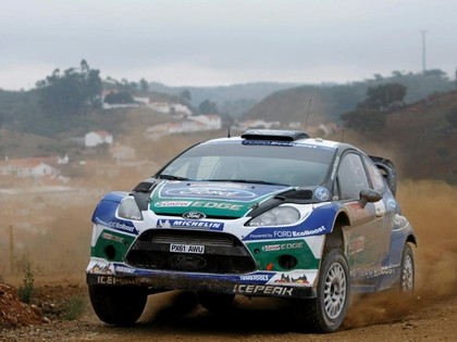 Grieķijas rallijs sākas ar pārsistiem riteņiem, Tanaks trāpa pa koku (VIDEO)