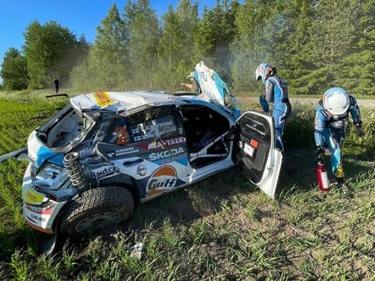 Sarmas rallija uzvarētājs Somijas rallijā piedzīvo avāriju (FOTO)