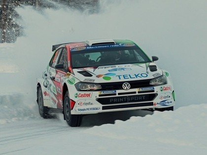 Pasakainos ziemas apstākļos Lapzemes rallijā ar 'Volkswagen Polo R5' uzvar Lindholms