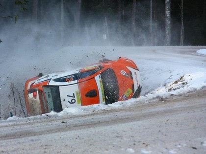 Poļi saplacina Citroen C2, Grīva un Fišers avarē vienā līkumā (VIDEO)