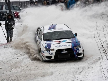 Latvieši Lietuvas rallijā pārbiedē policistus, skatītāji spiesti glābt traktoru (FOTO)