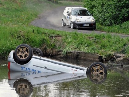 Skatītāji no dīķa izglābj rallija ekipāžu (VIDEO)