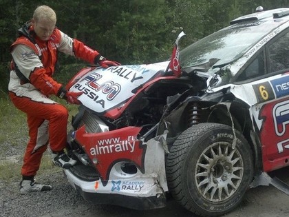 Pēc rallijā piedzīvotas iespaidīgas avārijas trasē dodas divi strīkeri (VIDEO)